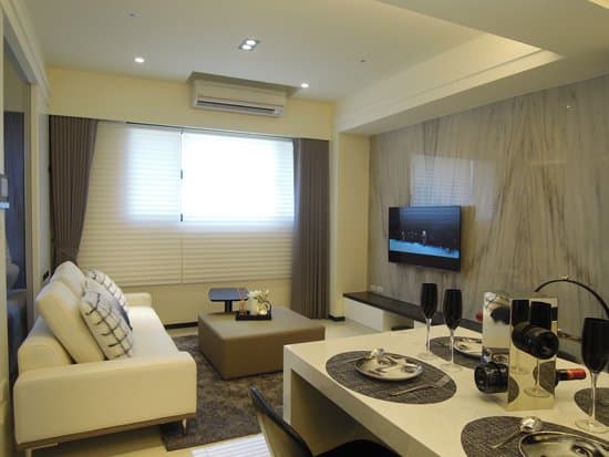 現代風以「簡單」為室內設計主軸，搭配不同材質來增添空間的豐富性。