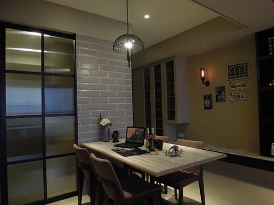 采顥空間設計～玄關與餐廳以黑、灰主色調建構出流暢的空間感。