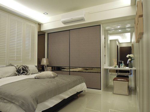 主臥床頭實木白色百葉窗與鑲嵌床邊兩側之茶鏡：提升整體空間質感，更顯簡約 風範。