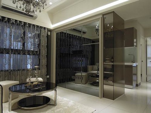 鏡面、茶色玻璃運用在室內裝潢上，帶有些許的神秘感和時尚感。