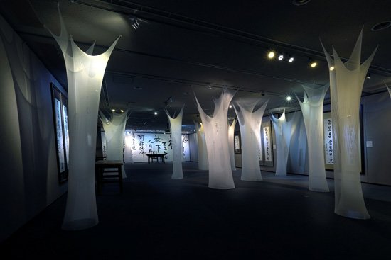 采顥室內空間設計為星雲大師一筆字書法展佈展，將展場營造出聳立的樹林意境。